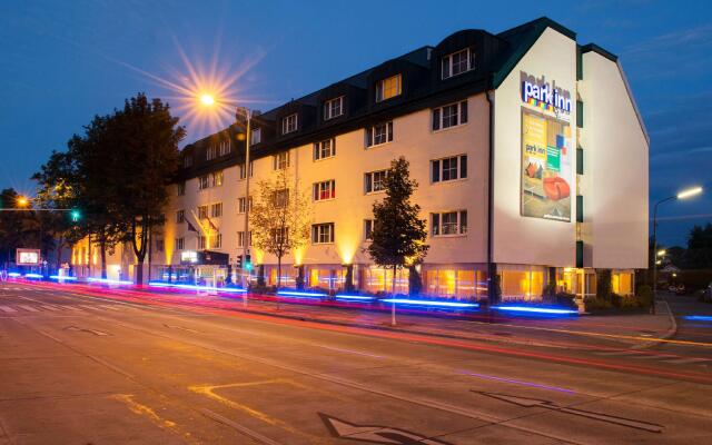 Отель Park Inn by Radisson Uno City Vienna вид на фасад