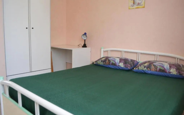 Central Holiday Home With Terrace And Garden, Parking Available