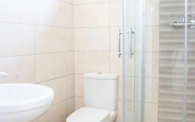 Town Centre Apartment with FREE Parking