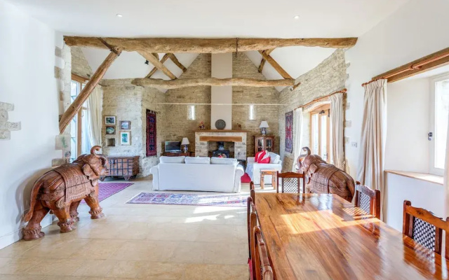 Classical Cotswolds Barn Conversion by Nature Rese