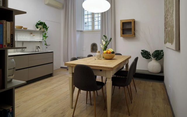 Vintage Romance Patio Apt by Oteego