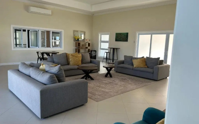 Seamist villa @Oceanpointe Lucea comfy 2BR w/pool gym & parking