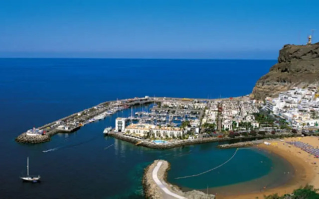 Marina Apartment With Garden by El Sirocco
