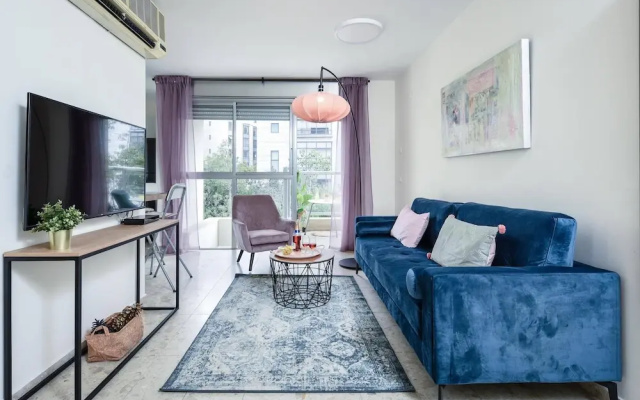 MAMAD - Apt with Balcony In the Heart of TLV