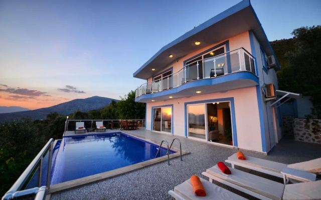 Villa Utku by Helaltatilvillari