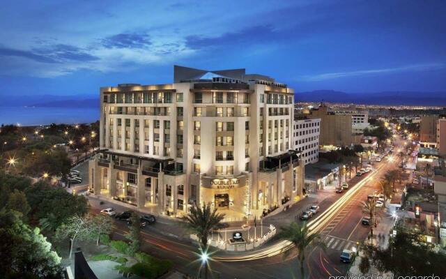 Отель DoubleTree by Hilton Hotel Aqaba Иордания, Акаба - 1 отзыв об отеле, цены и фото номеров - забронировать отель DoubleTree by Hilton Hotel Aqaba онлайн вид на фасад