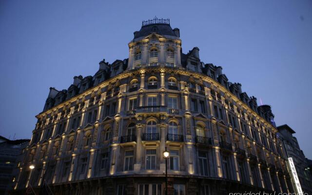 Отель Thistle Piccadilly вид на фасад