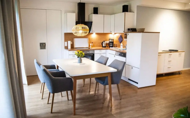 Large Haussee Modern Retreat