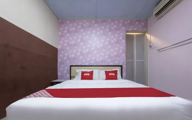 Spot On 90305 Hen Hen Hotel