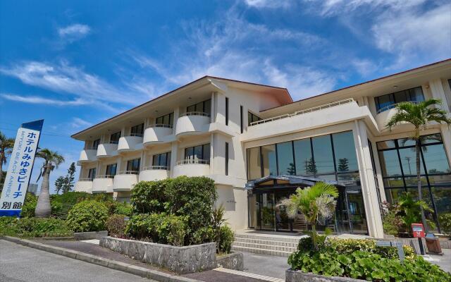 Hotel Miyuki Beach Центр Окинавы вид на фасад