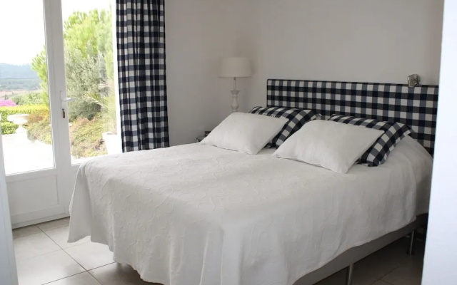 Modern villa in Camplong with private pool