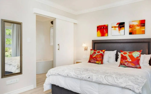 Stylish 2 Bedroom Apartment in Camps Bay Asilvertide
