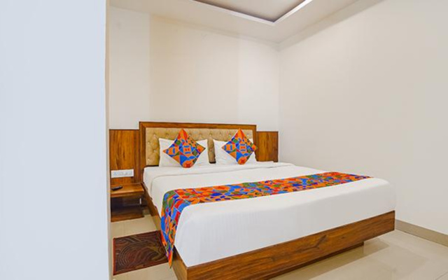 Fabhotel Royal Inn I