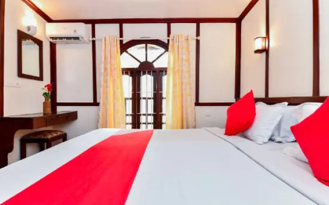 Oyo 25089 Gold River Indraprastha Houseboat