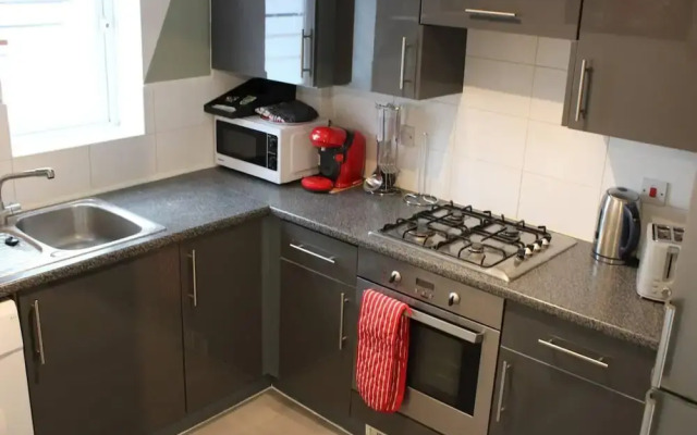 Apartment - Sleeps 4 - Garden - Parking