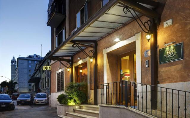 Hotel Tuscolana вид на фасад