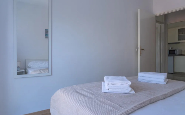 Spacious apt few min Walk to old Town and Beach