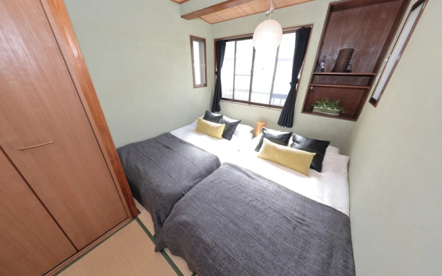 Namba East House01