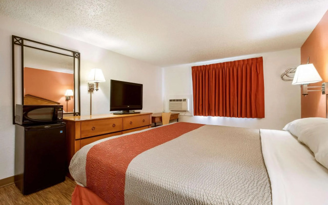 Motel 6 Albert Lea, MN