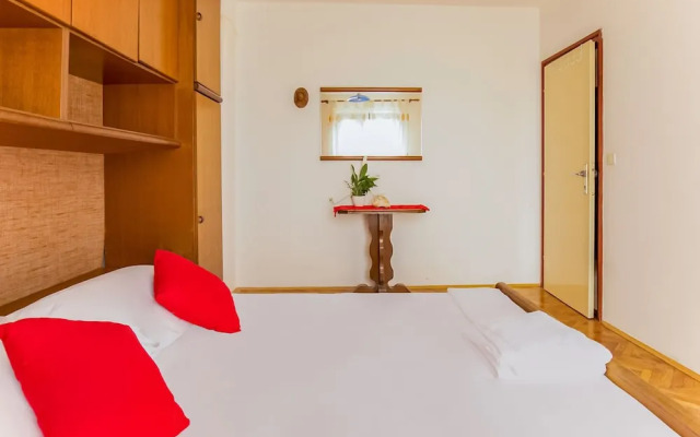 Scenic Apartment in Pakoštane near Sea & Town Center