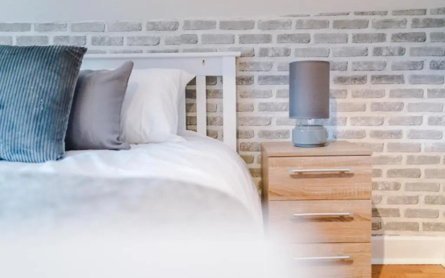 Rest&Recharge at Karma House (5-Bedroom, 8 beds, Free Parking)