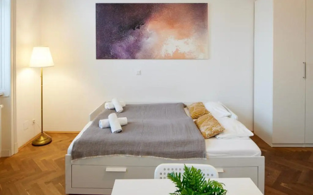 Nice Studio Close To Metro III (Adults Only)