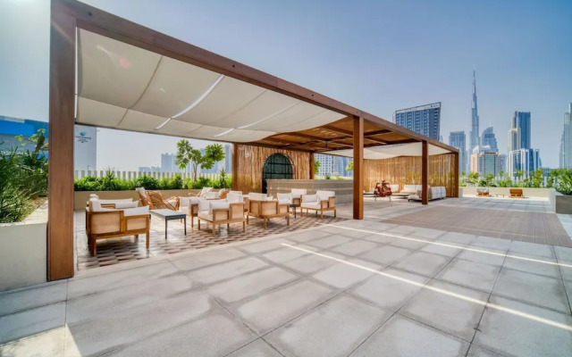 Sleek Business Bay Studio Burj View Balcony