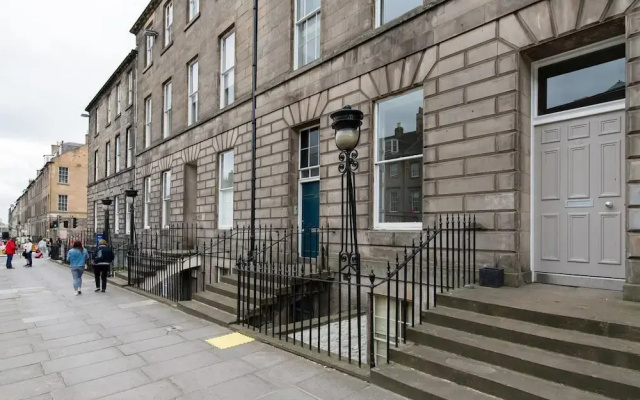 JOIVY York Place Apartment in Georgian City Centre Building