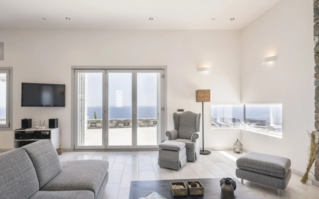 Luxury Villa With Pool And Sea View..!