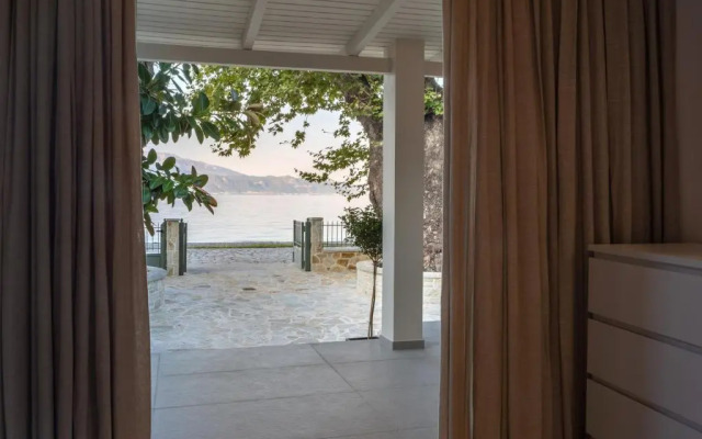The Beach House, Skaloma