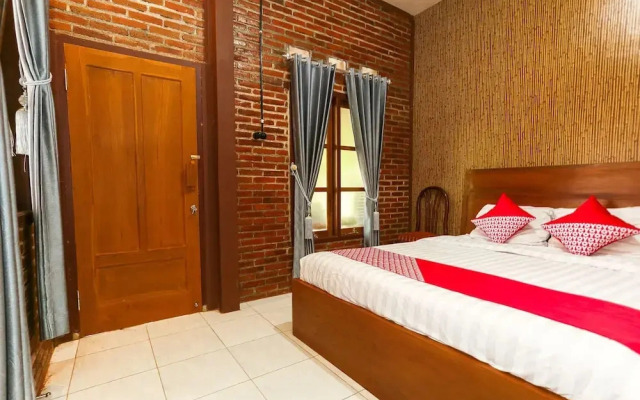 Kampoeng Osing Syariah Guesthouse by Oyo Rooms