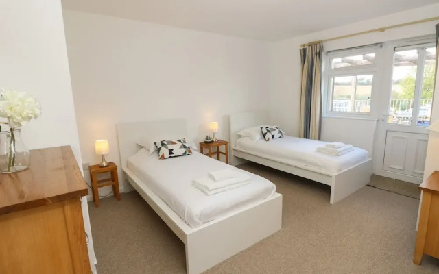 8 Munday Cottages