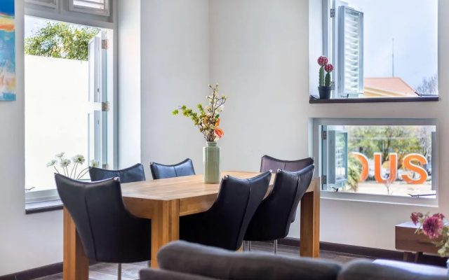 Sunshine Magnificently Bright 2BR Top City Centre Townhouse