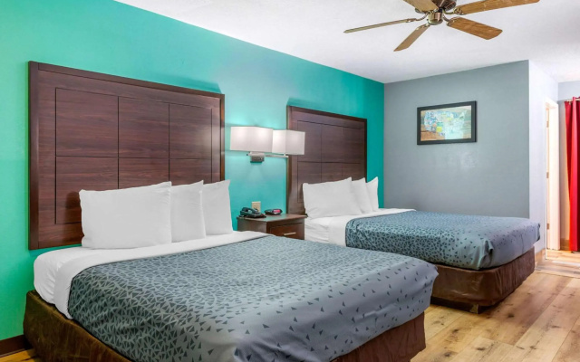 Econo Lodge West - Coors Blvd
