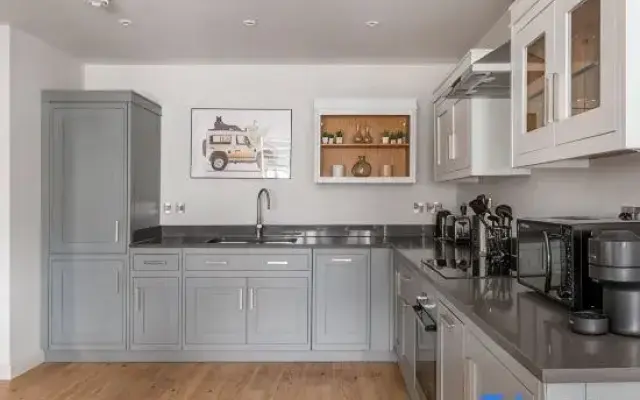 The Eyre Suite Six - Farringdon - by Frankie