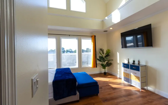 Yachtsman's Cove with 3-Levels