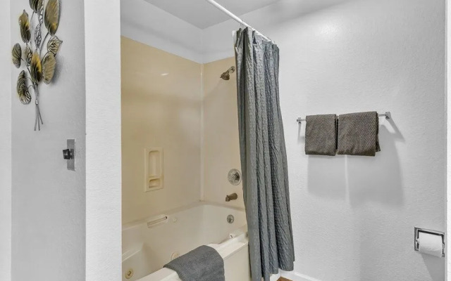 Relaxing Royale 2 Bedroom Condo by Redawning