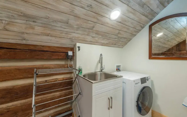Historic Log Cabin Quiet Return to Simpler Days