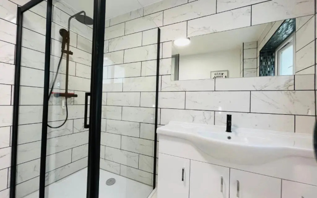 Cheerful 5-Bedroom with Free Parking (Adults Only)