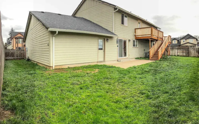 4 Mi to UO! Convenient Springfield Apt w/ Deck