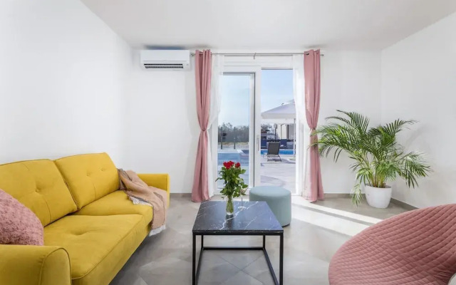 Lovely Family Bungalow With Private Pool