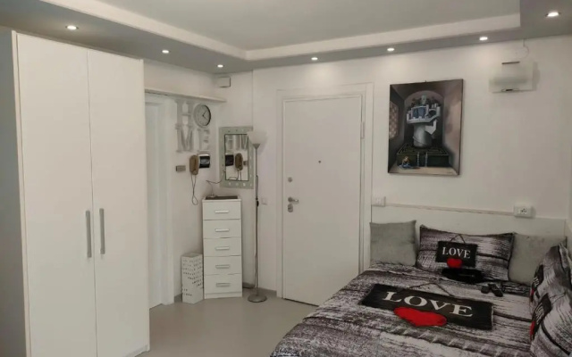 Appartamento Mirabell, FRONTE SPIAGGIA, VISTA MARE CON PARCHEGGIO