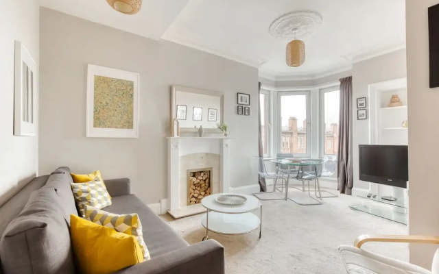Bright One Bedroom West End Apartment