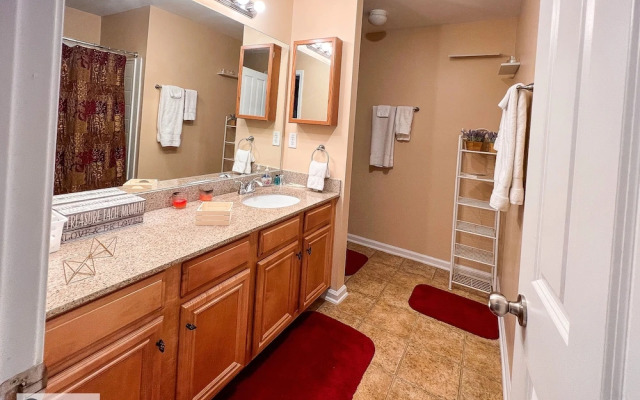 4 - Bed home, w/ Cali King Bed - 12 mins. to DTWN