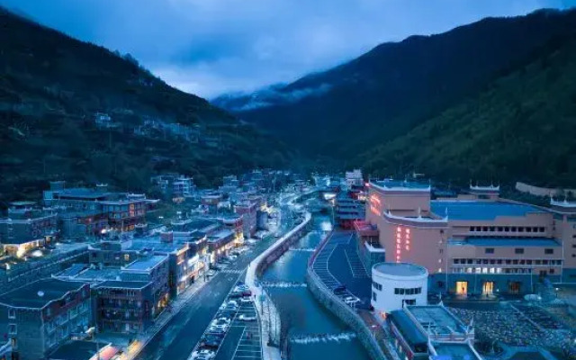 Mushan Yingxue Holiday Bieyuan (Siguniangshan Changpinggou Scenic Area)