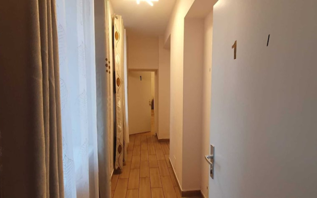 Affordable Private Rooms Close to City Center with Smart TV