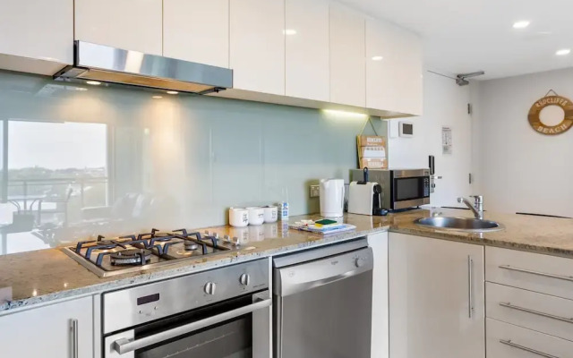 Feel The Sea Breeze: 1-bed With Pool, Gym & Views