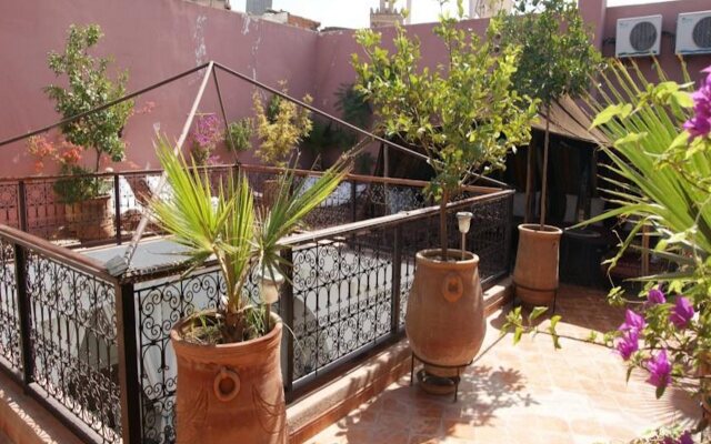Отель Riad Ailen Марракеш вид на фасад