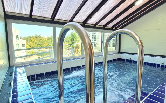 Geojae Achimgoyo Kids Poolvilla