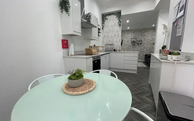 Stylish City Center 2 BR Retreat